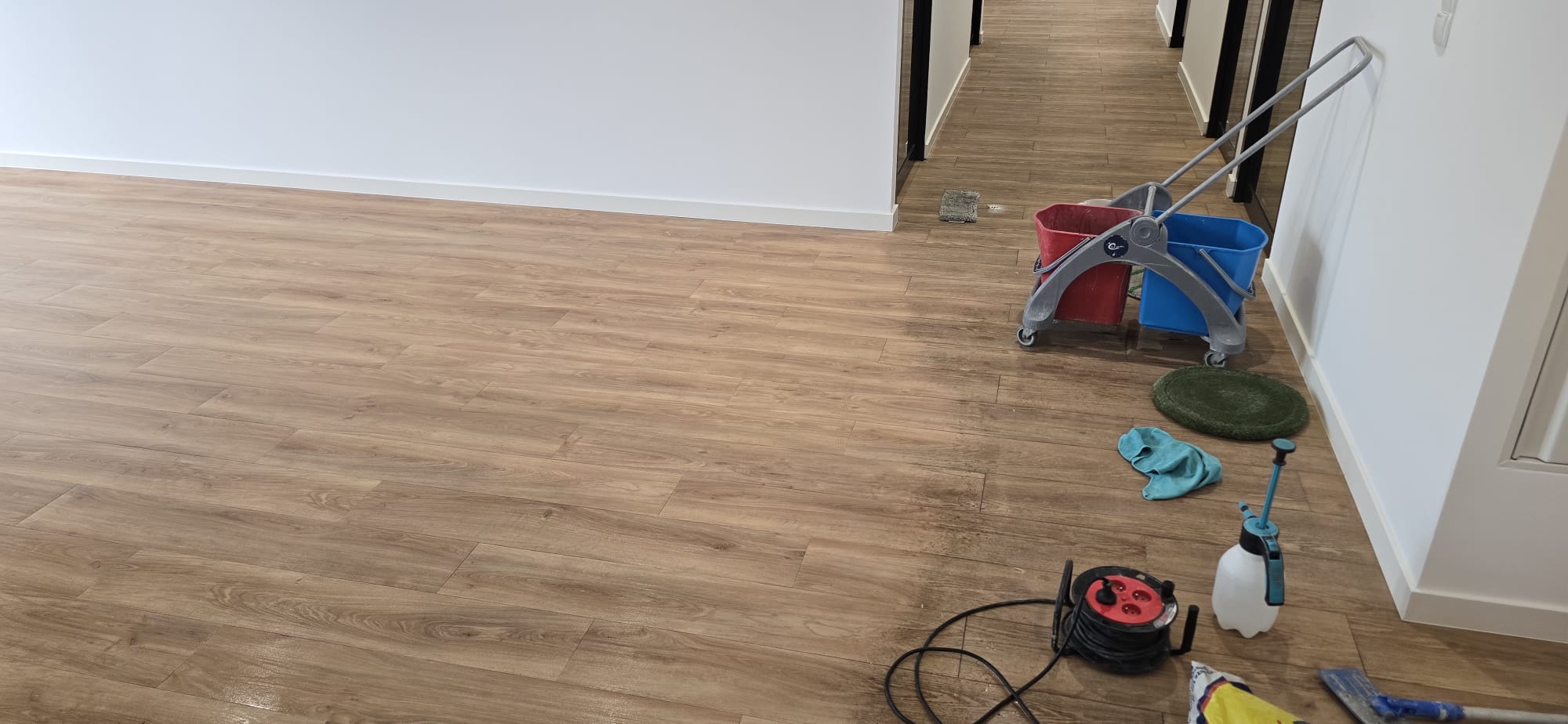 Profesjonalne czyszczenie podłogi w biurze z wykorzystaniem sprzętu serwisowego Clean Service Pro we Wrocławiu