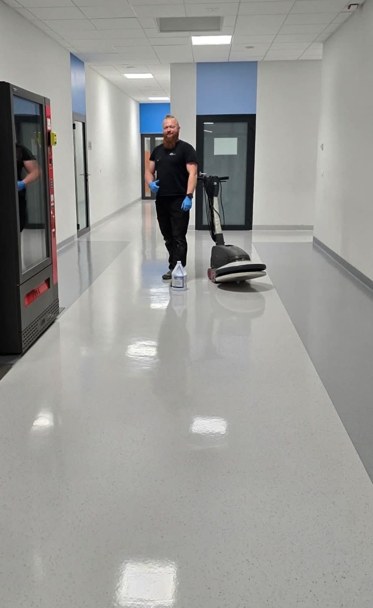 Maszynowe czyszczenie podłogi przez ekipę Clean Service Pro