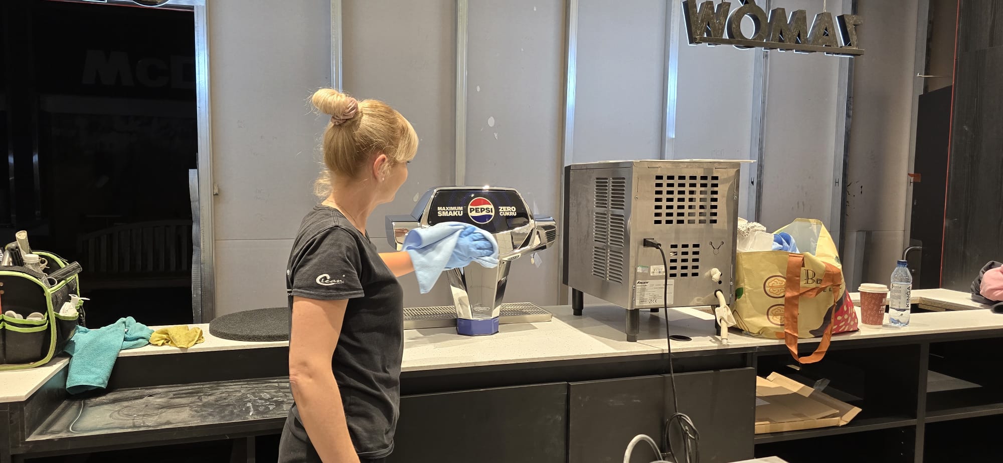 Pracownica Clean Service Pro podczas czyszczenia powierzchni w obiekcie użytkowym