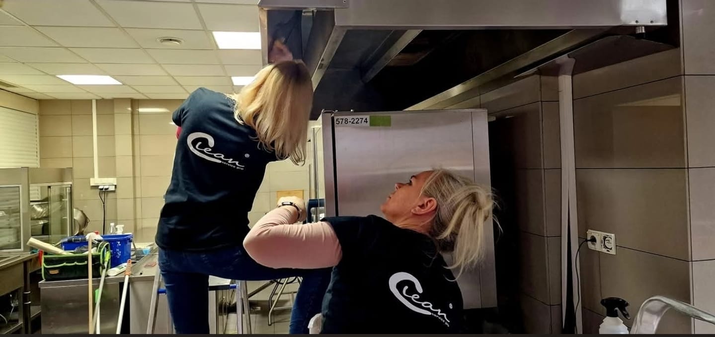 Pracownica Clean Service Pro podczas sprzątania zaplecza obiektu gastronomicznego